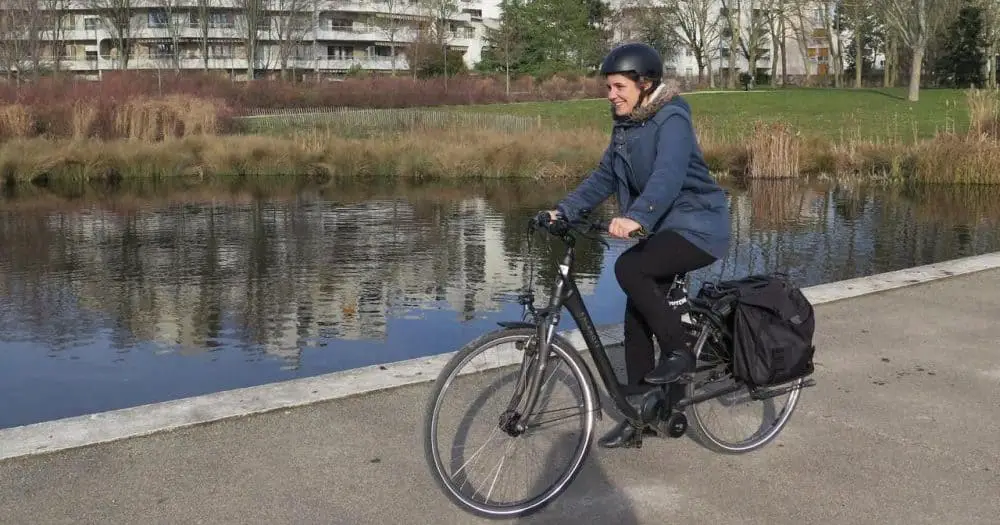 Easy E-Biking - e-bike rider in the city, helping to make electric biking practical and fun