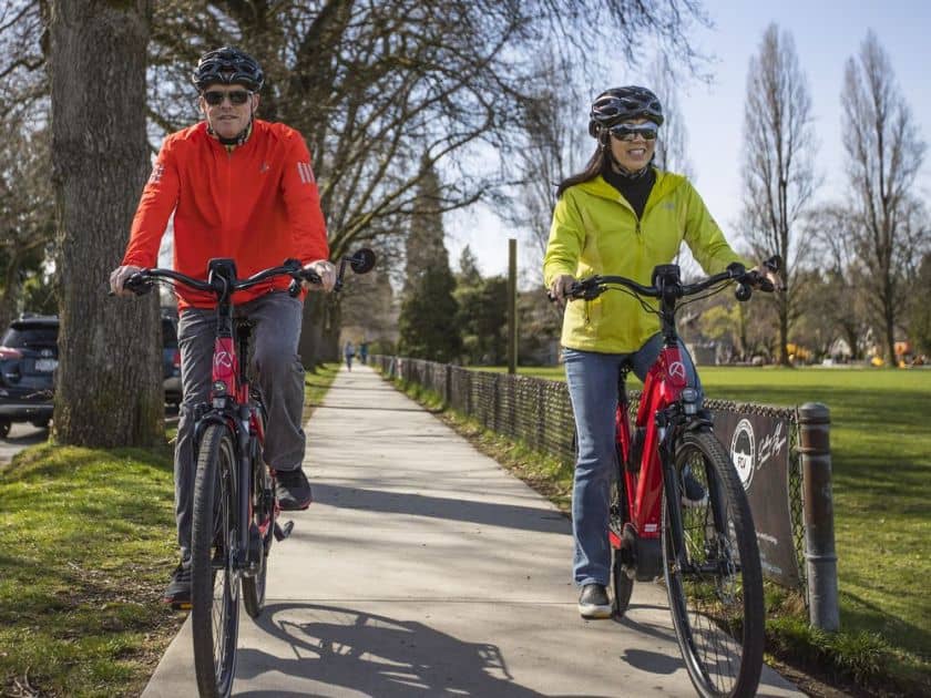 Easy E-Biking - пожилые люди катаются на велосипеде на природе, помогая сделать электровелосипед практичным и увлекательным.