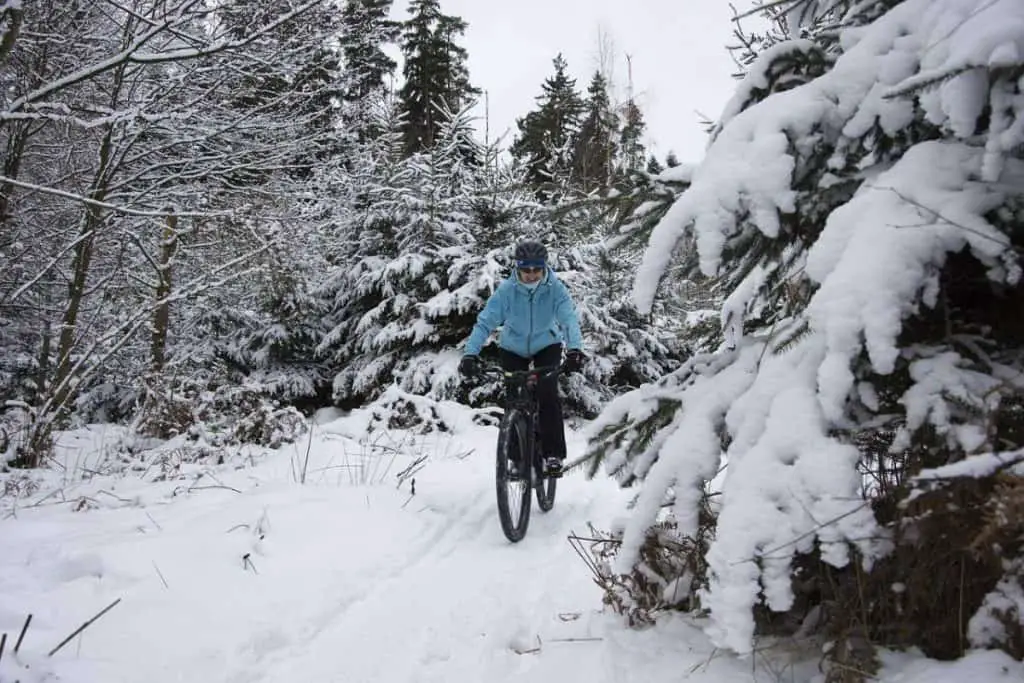 Easy E-Biking - e-bike cyclist winter snow, helping to make electric biking practical and fun