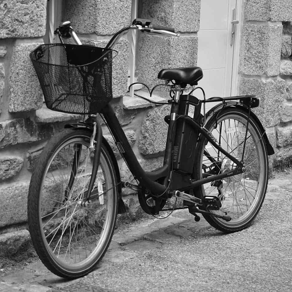 Easy E-Biking - e-bike parked city, helping to make electric biking practical and fun